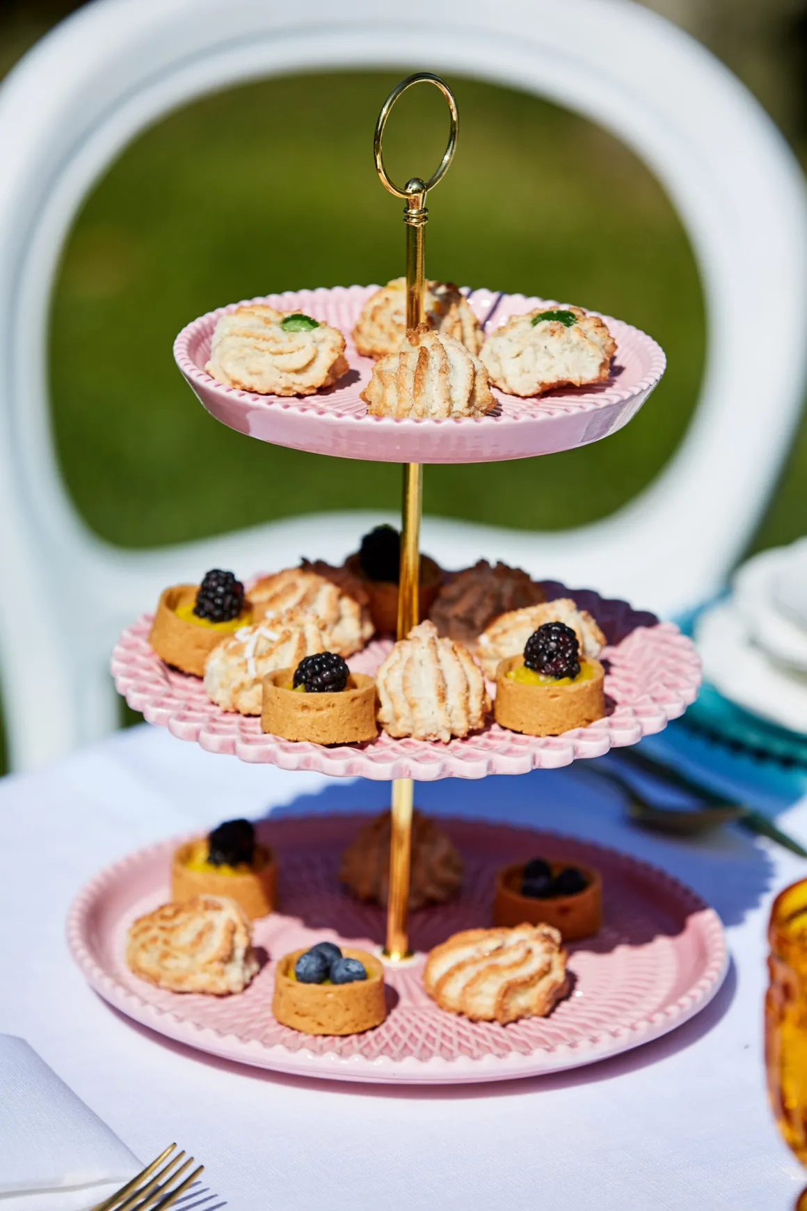 alzatina_per_dolci__piani_1.webp Alzatina per dolci 3 pianiu00a0 in porcellana lavorata a mano