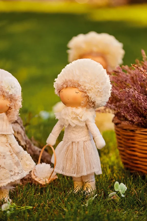 Bambola decorativa in piedi