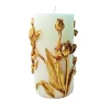 Candela cilindrica con foglie e fiori a rilievo oro, disponibile in diverse misure.