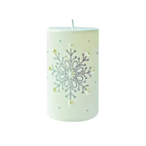 Candela cilindrica decorata con fiocco di neve glitterato e perle, disponibile in disponibile in diverse misure e colori.