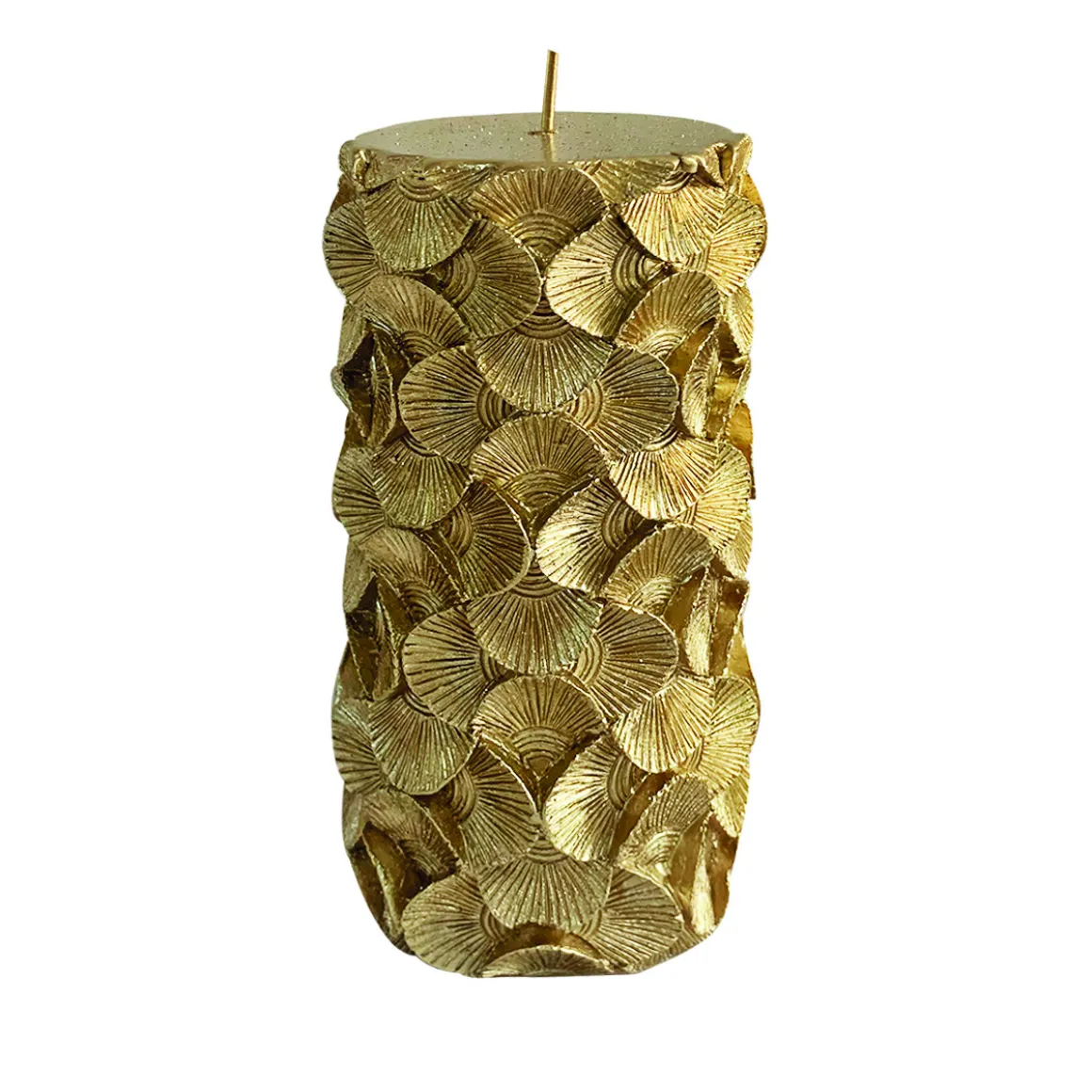 candela_cilindrica_oro_co_0.webp Candela cilindrica oro con petali scolpiti a rilievo, disponibile in diverse misure.