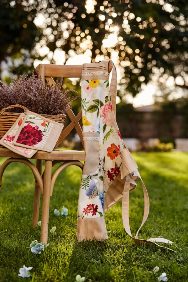 Casacca/Copriabito stampato e frill tinta unita - LAVORATO A MANOrnDimensioni: cm 70x90rn100% cotone