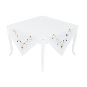 Centrotavola con decoro ricamato piazzato impreziosito da pietre cucite a mano e orlo a giorno lavorato a mano