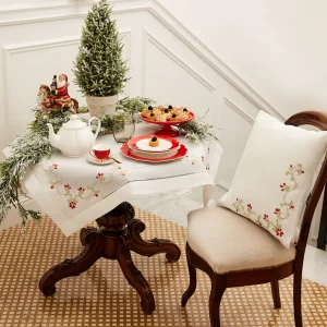 Centrotavola con decoro ricamato piazzato impreziosito da pietre cucite a mano e orlo a giorno lavorato a mano