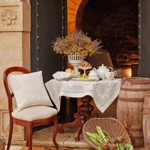 Centrotavola con ricamo orlo a giorno disponibile in 2 varianti di colore