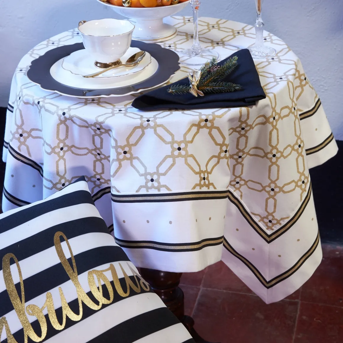 centrotavola_in_cotone_co_1.webp Centrotavola in cotone con stampe oro e nero