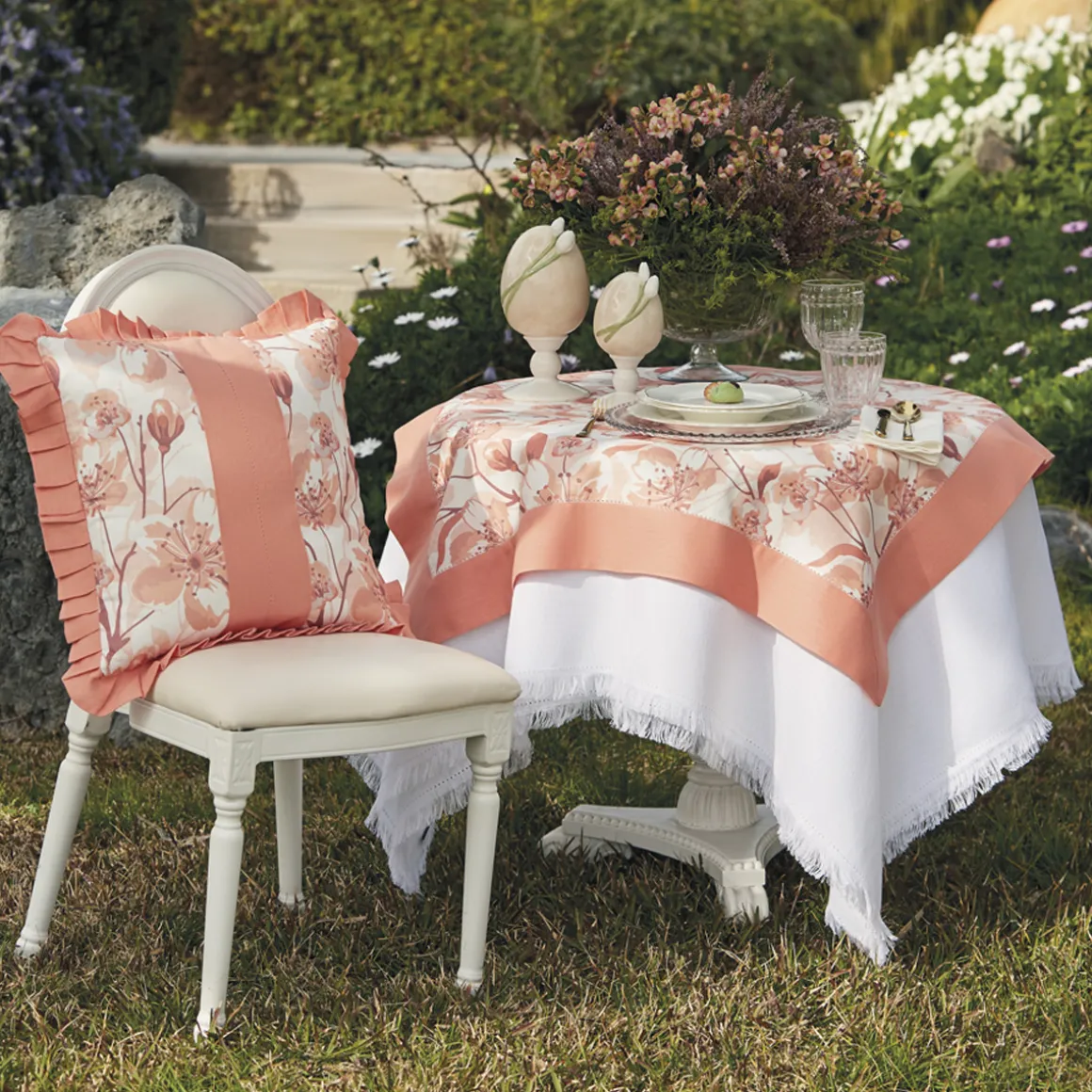 centrotavola_in_lino_e_co_3.webp Centrotavola in lino e cotone con stampa floreale ed orlo a giorno