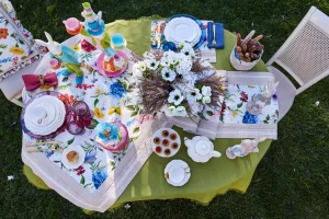 Centrotavola in panama con stampa digitale all over,bordo applicato, plissu00e9 e tramezzornLAVORATO A MANOrnDimensioni: cm 90x90rnComposizione: 100% Cotone