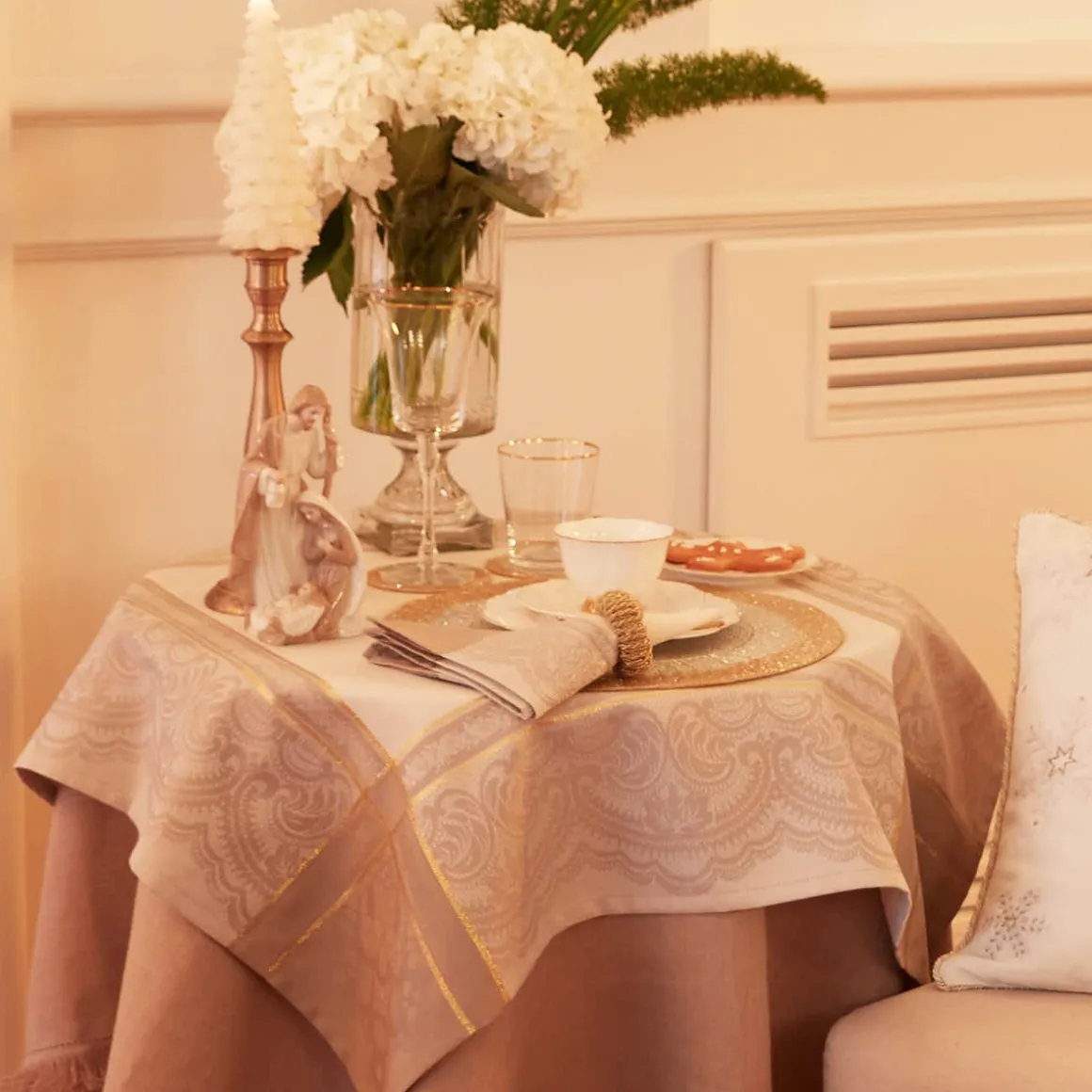 centrotavola_jacquard_pia_2.webp Centrotavola jacquard piazzato con filato lurex disponibile in 2 varianti colore