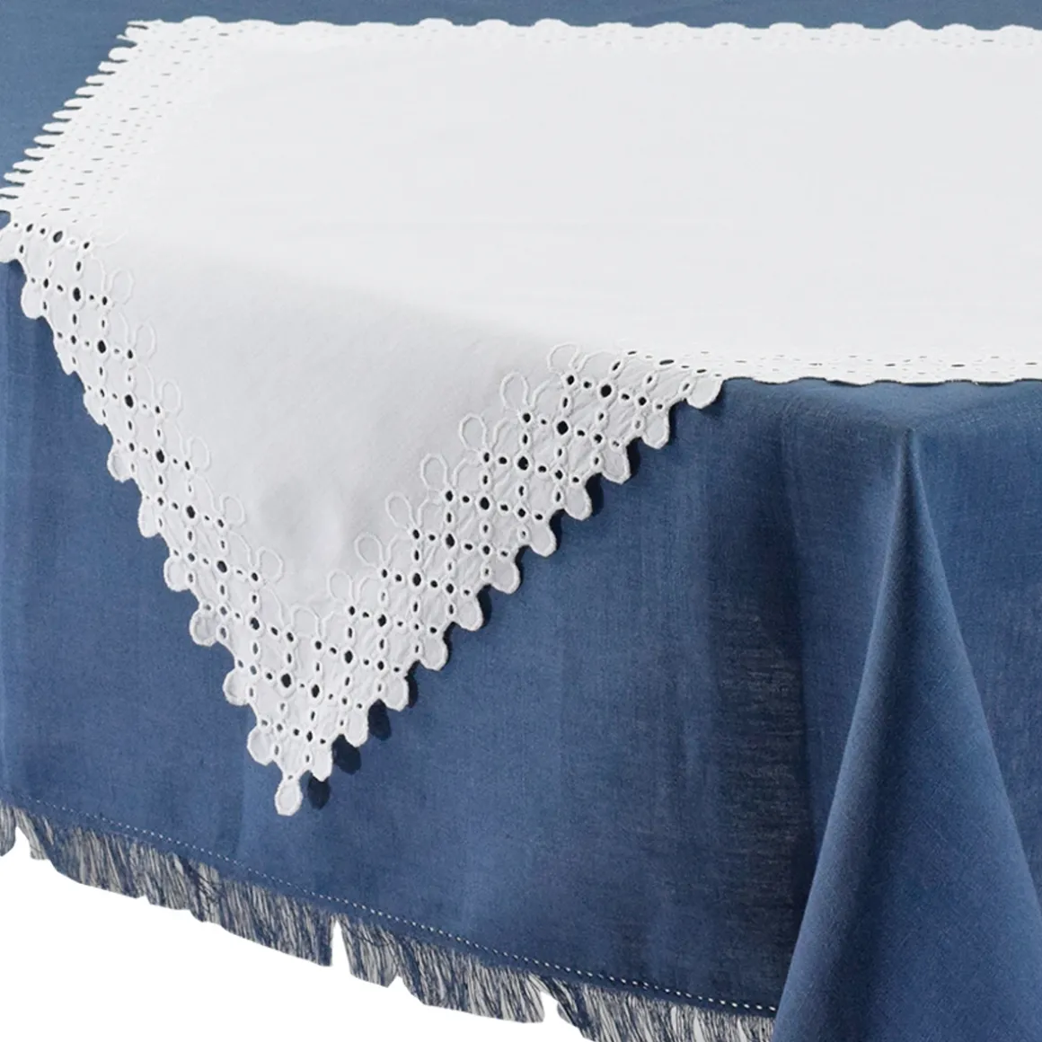 centrotavola_lino_e_coton_0.webp CENTROTAVOLA LINO E COTONE RICAMATO