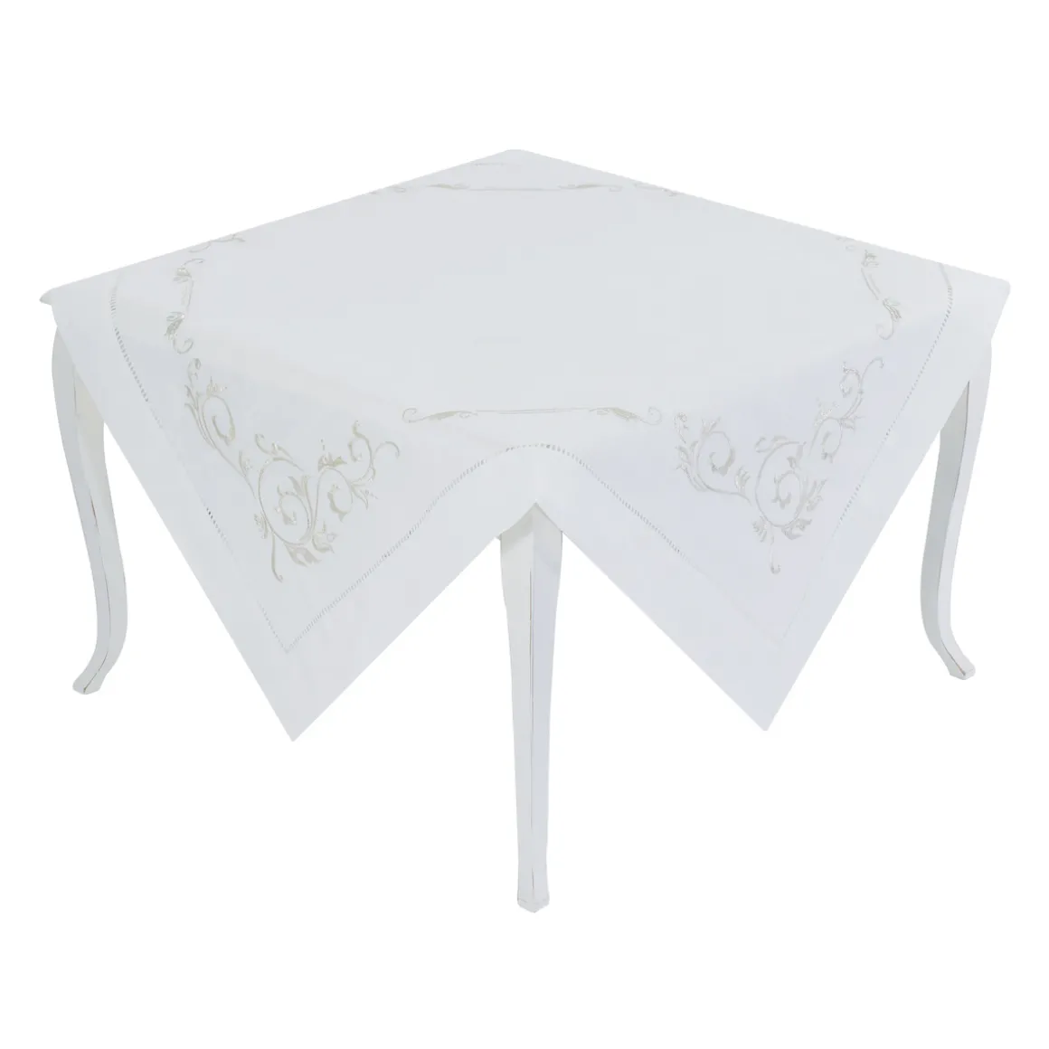 centrotavola_ricamato_con_1.webp Centrotavola ricamato con bordo applicato e orlo punto a giorno