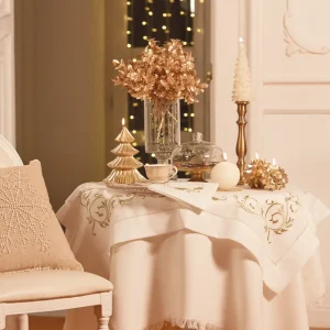 Centrotavola ricamato con bordo applicato e orlo punto a giorno