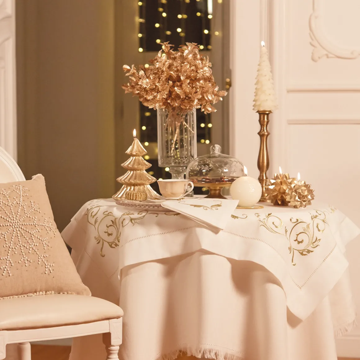 centrotavola_ricamato_con_3.webp Centrotavola ricamato con bordo applicato e orlo punto a giorno