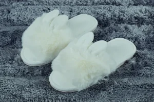 Ciabatte donna antiscivolo in pelliccia e orecchie rabbit applicate disponibile in diverse colori e misure.