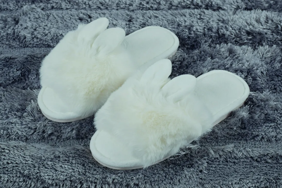 ciabatte_donna_antiscivol_0-1.webp Ciabatte donna antiscivolo in pelliccia e orecchie rabbit applicate disponibile in diverse colori e misure.