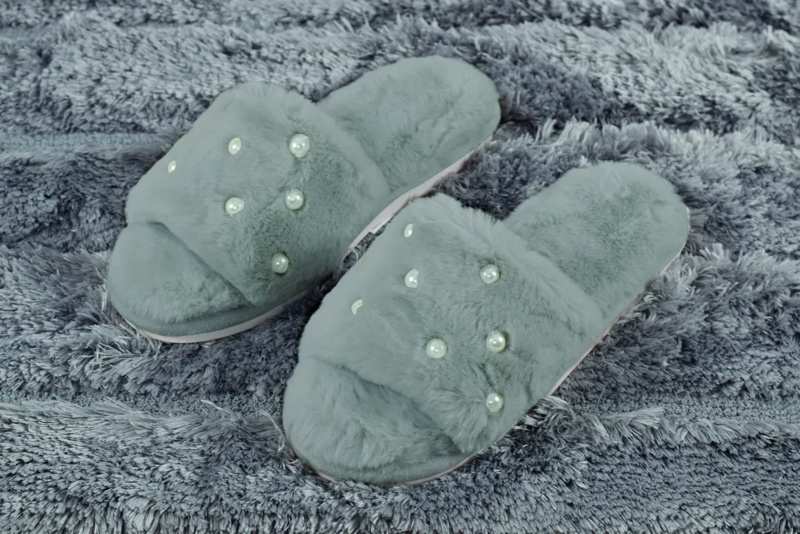 ciabatte_donna_antiscivol_0.webp Ciabatte DONNA antiscivolo con fascia in soffice pelliccia tinta unita perline applicate,disponibile in diverse taglie e misure.