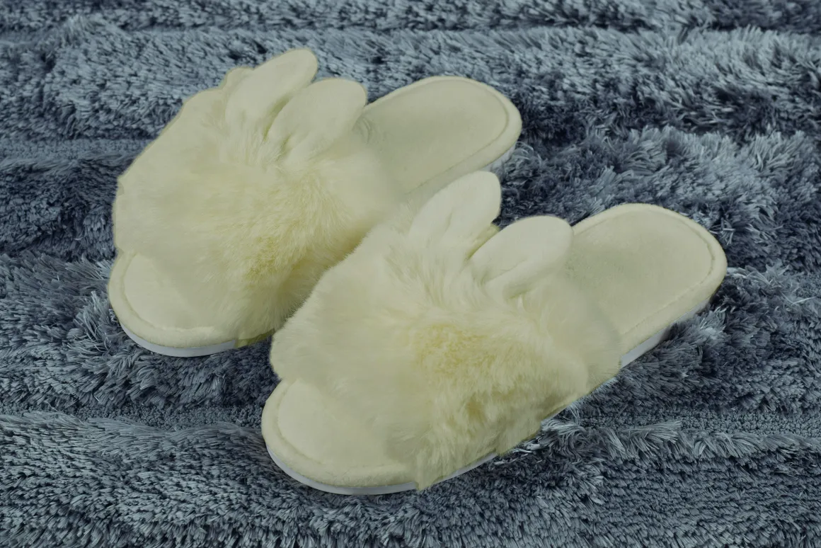 ciabatte_donna_antiscivol_1-1.webp Ciabatte donna antiscivolo in pelliccia e orecchie rabbit applicate disponibile in diverse colori e misure.