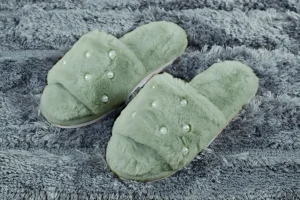 Ciabatte DONNA antiscivolo con fascia in soffice pelliccia tinta unita perline applicate,disponibile in diverse taglie e misure.