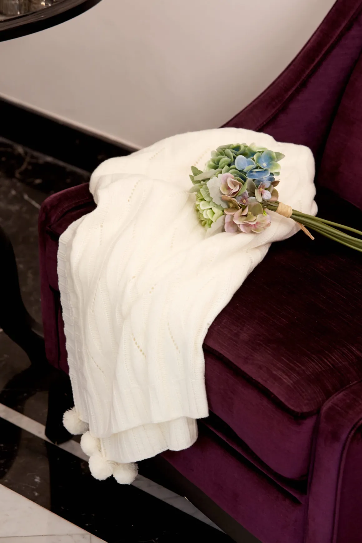 coperta_in_maglia_lavorat_0.webp Coperta in maglia lavorata 1100 grammi ad intreccio con 4 pon ponrnColoreu00a0 AVORIOu00a0 Misura cm 160x210