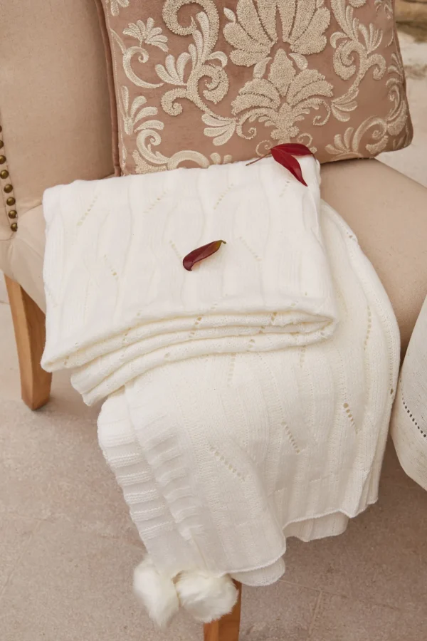 Coperta in maglia lavorata 1100 grammi ad intreccio con 4 pon ponrnColoreu00a0 AVORIOu00a0 Misura cm 160x210