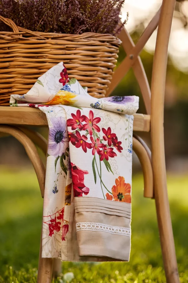 Coppia coprisedie con stampa all over, tramezzo e frill - LAVORATO A MANOrnDimensioni: cm 40x40rn100% cotone