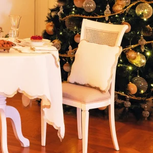 Copricuscino con bordo smerlato e ricamo oro