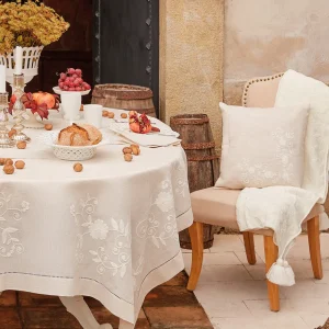 Copricuscino con ricamo orlo a giorno disponibile in 2 varianti di colore