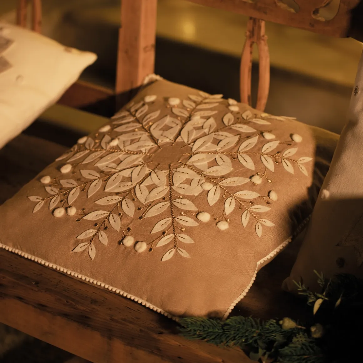 copricuscino_in_cotone_co_1-1.webp Copricuscino in cotone con ricamo