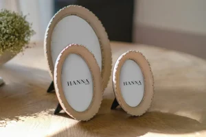 Cornice Portafoto francesina ovale con bordo decorato in bianco antico