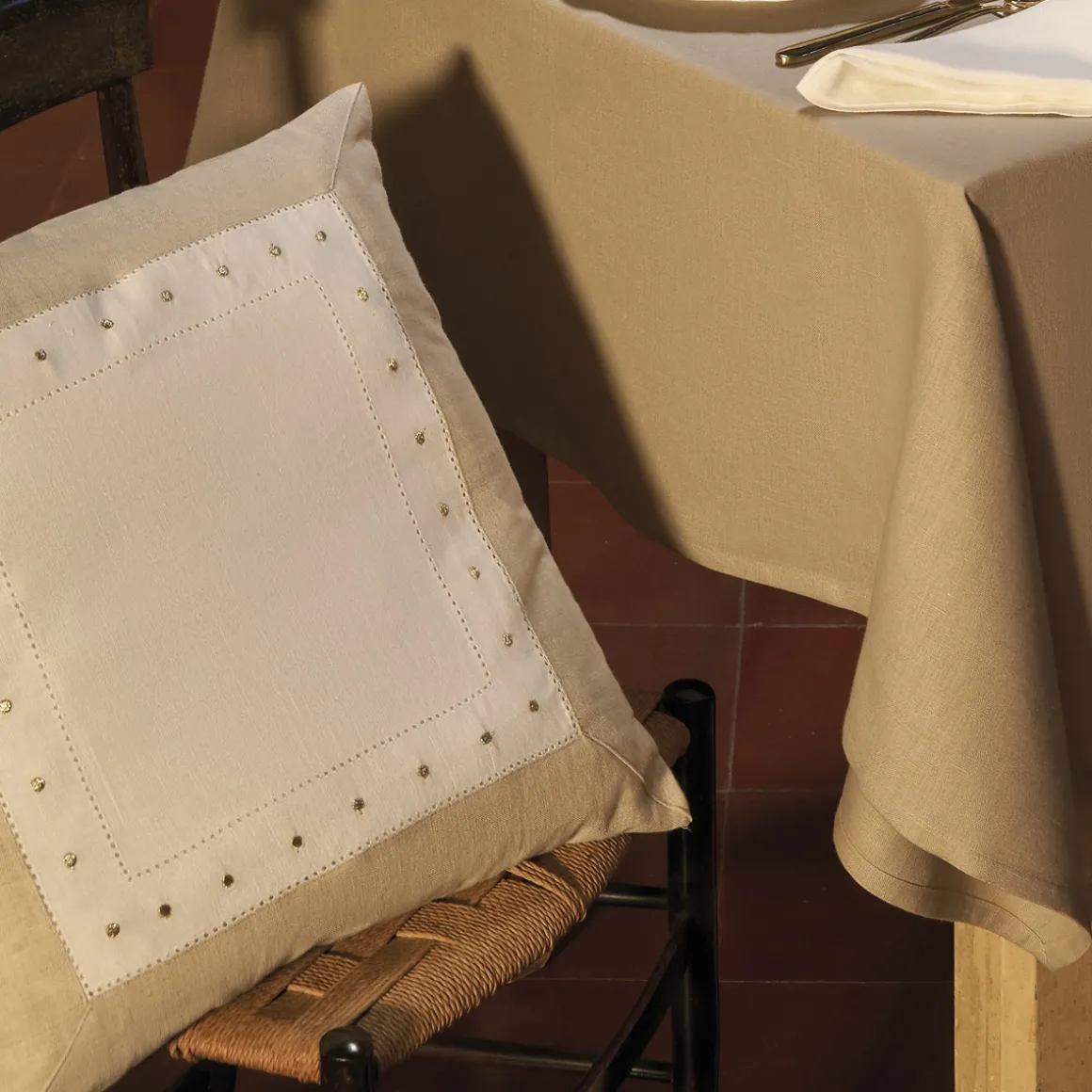 cuscino_arredo_in_lino_co_1.webp Cuscino arredo in lino con ricamo punto a giorno