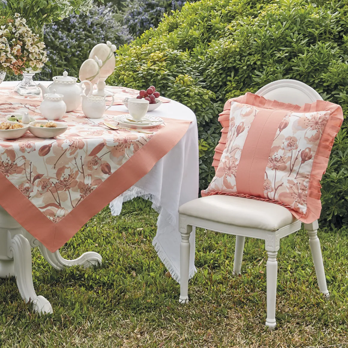 cuscino_arredo_in_lino_e__3.webp Cuscino arredo in lino e cotone con stampa floreale ed orlo a giorno