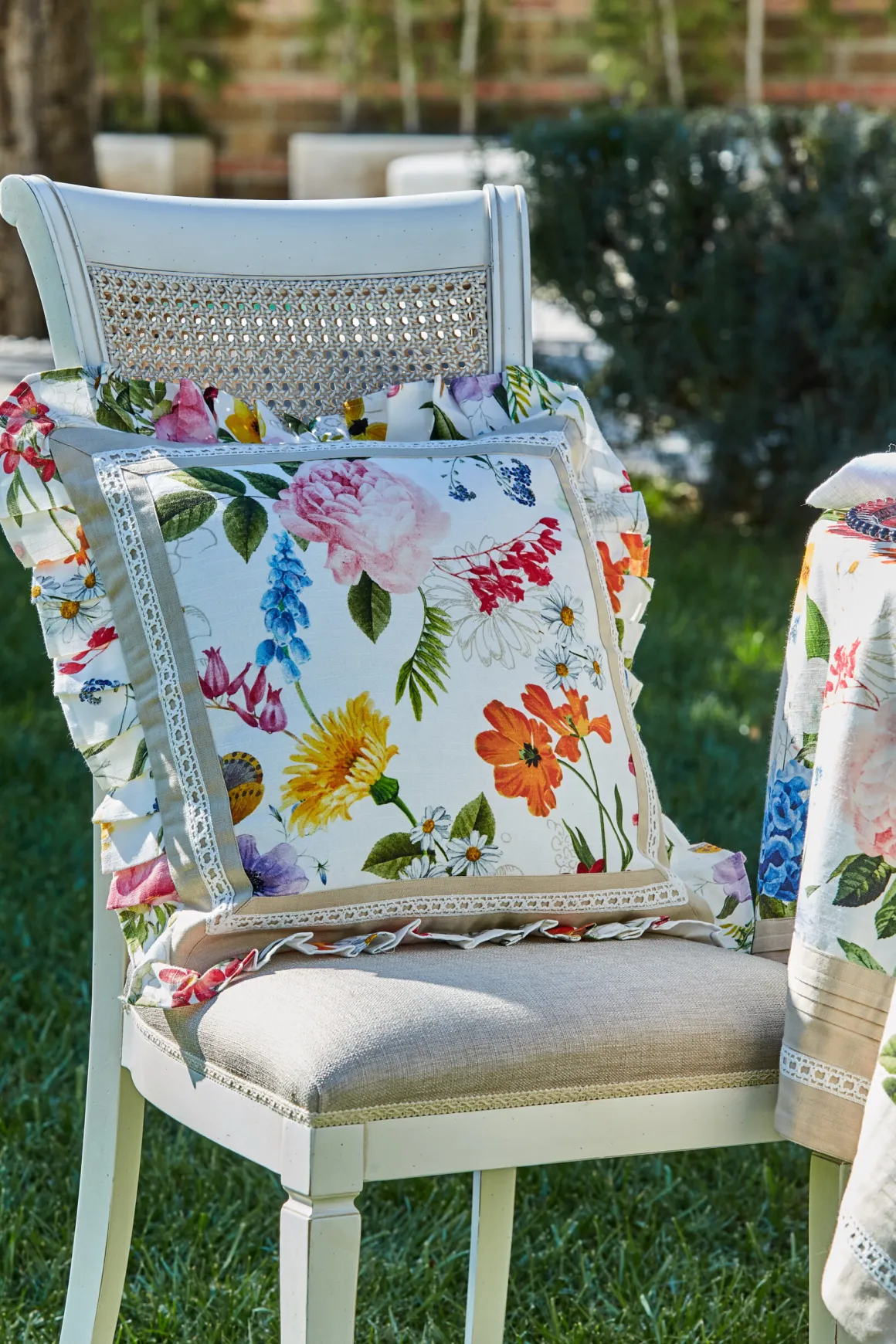 cuscino_arredo_stampato_c_0.webp Cuscino arredo stampato con frill e imbottitura 500gr - LAVORATO A MANOrnDimensioni: cm 45x45rn100% cotone