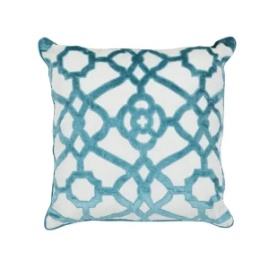 Cuscino in velluto impreziosito da ricami in rilievo fatti con perline.