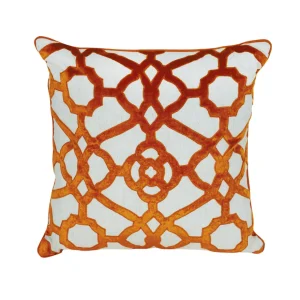 Cuscino in velluto impreziosito da ricami in rilievo fatti con perline.