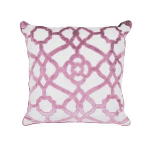 Cuscino in velluto impreziosito da ricami in rilievo fatti con perline.