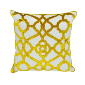 Cuscino in velluto impreziosito da ricami in rilievo fatti con perline.