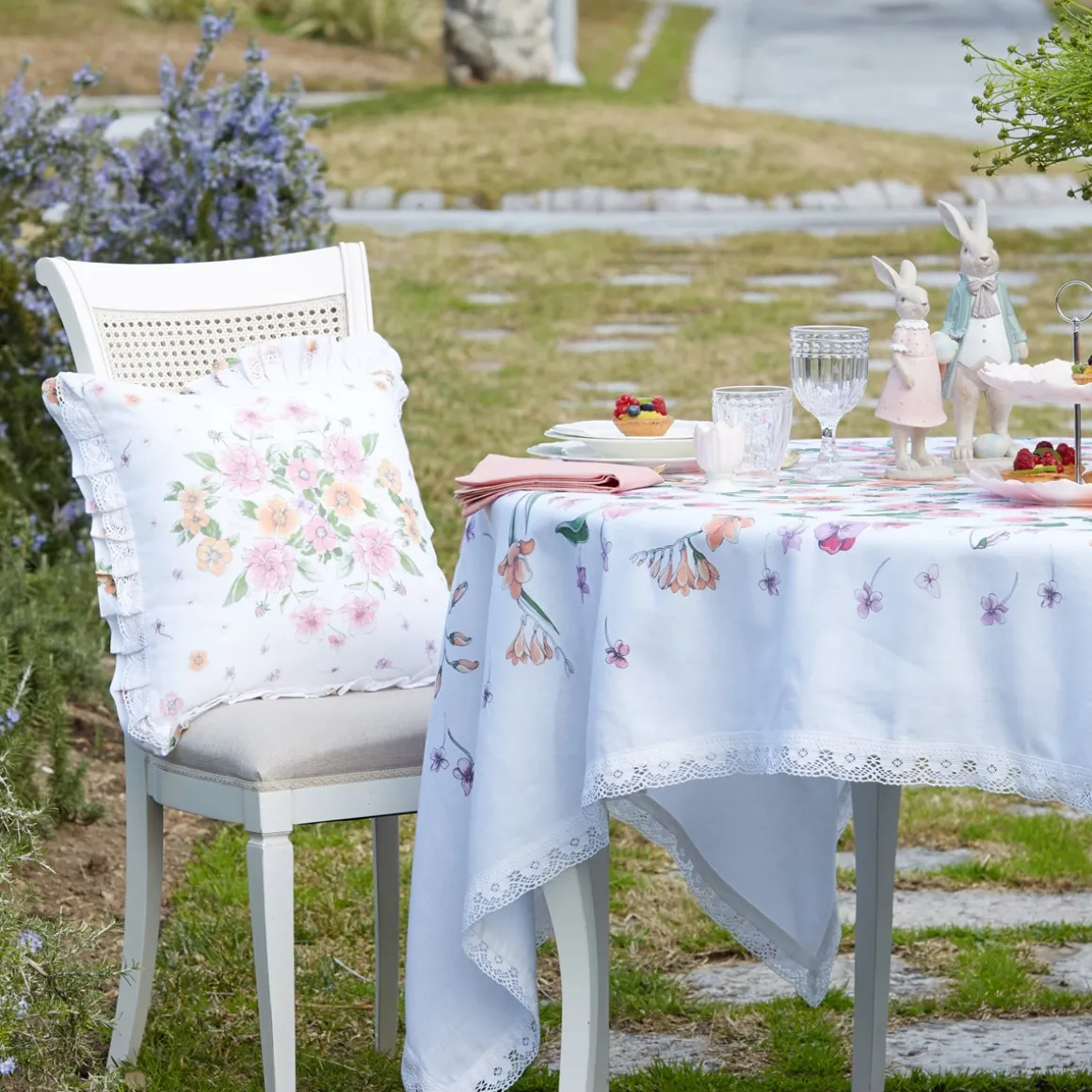 cuscino_lino_e_cotone_con_1.webp CUSCINO LINO E COTONE CON STAMPE FLOREALI E PIZZO