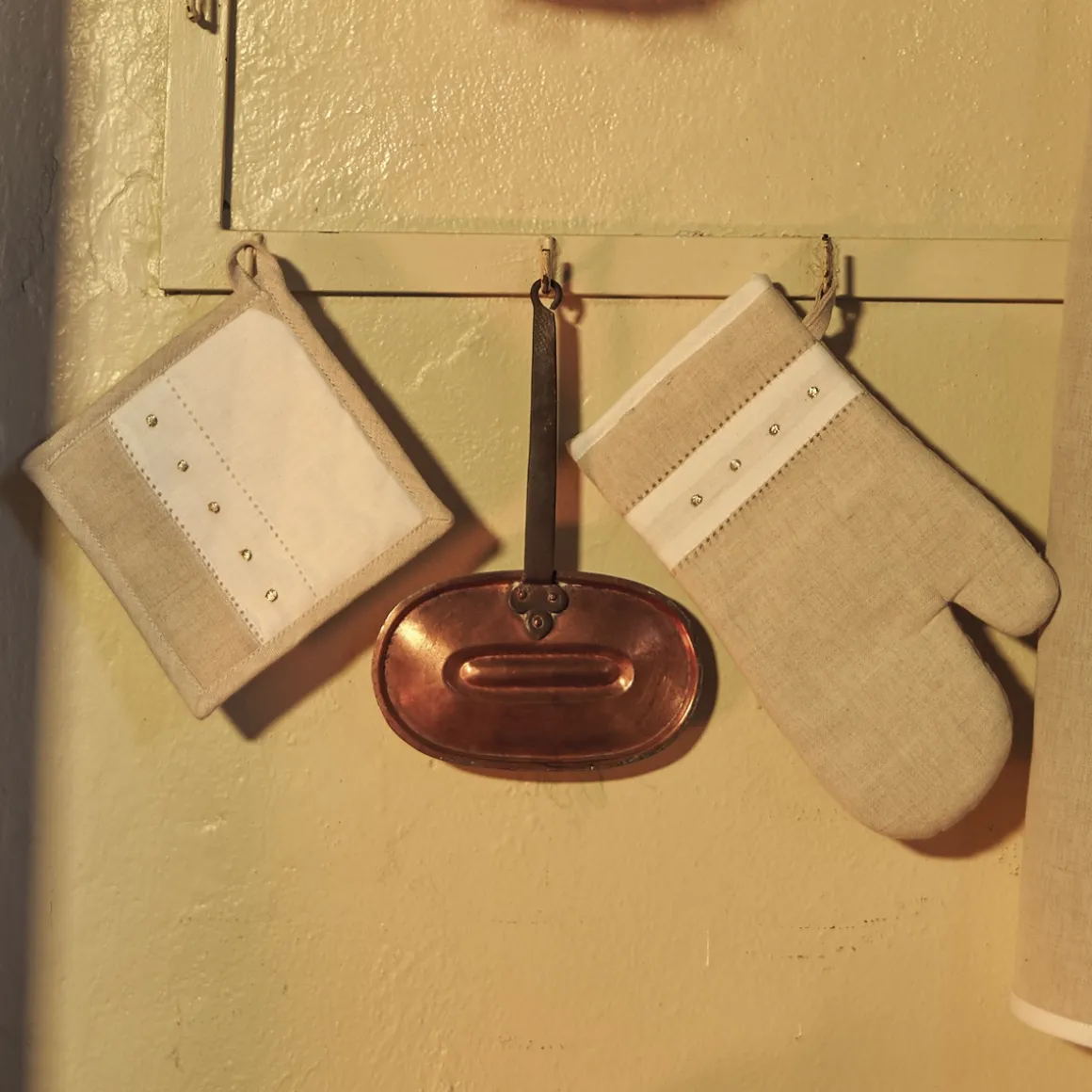 guanto_e_presina_in_lino__1.webp Guanto e presina in lino con ricamo punto a giorno