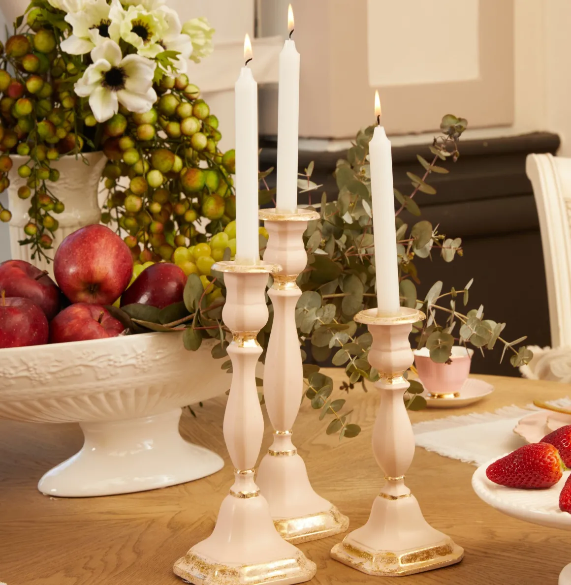 il_portacandela_retruf_ro_0.webp Il Portacandela Retru00f2 rosa cipria con profili oro