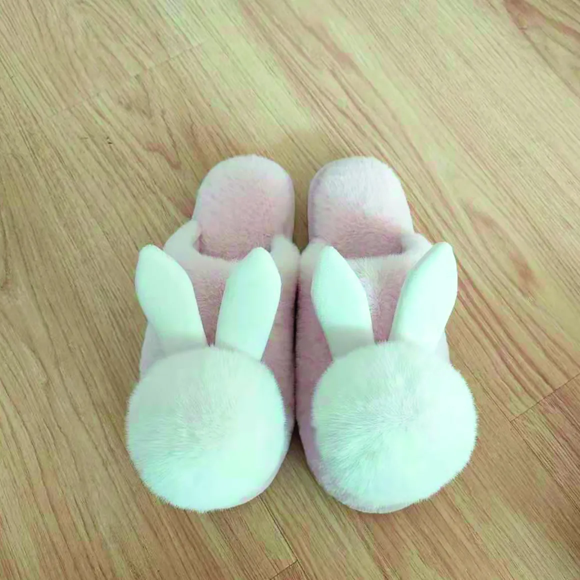 pantofole_antiscivolo_con_0.webp Pantofole antiscivolo con batuffolo in pelliccia e orecchie rabbit applicate