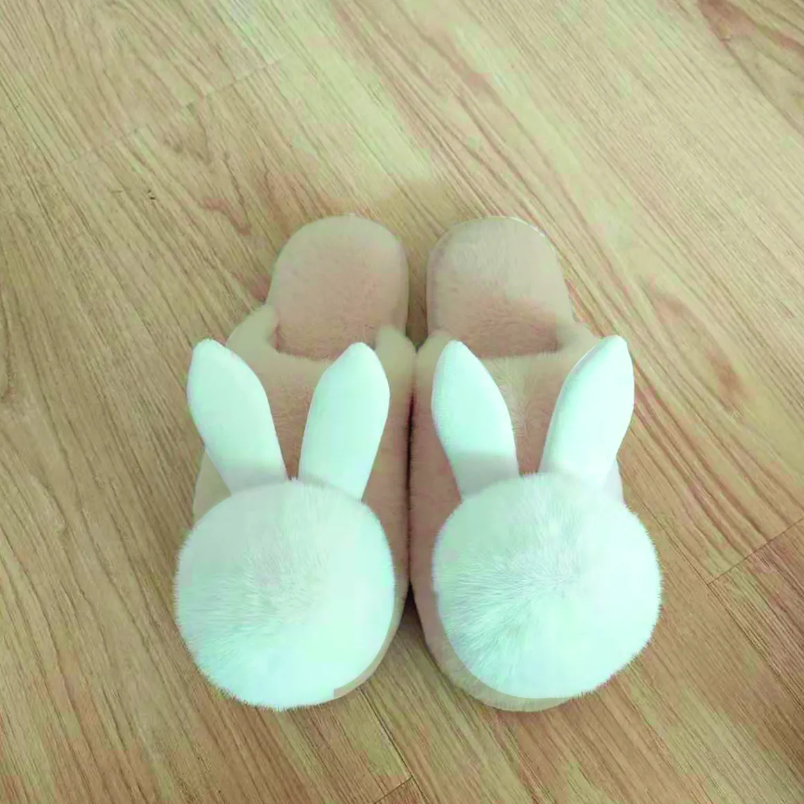 pantofole_antiscivolo_con_1.webp Pantofole antiscivolo con batuffolo in pelliccia e orecchie rabbit applicate