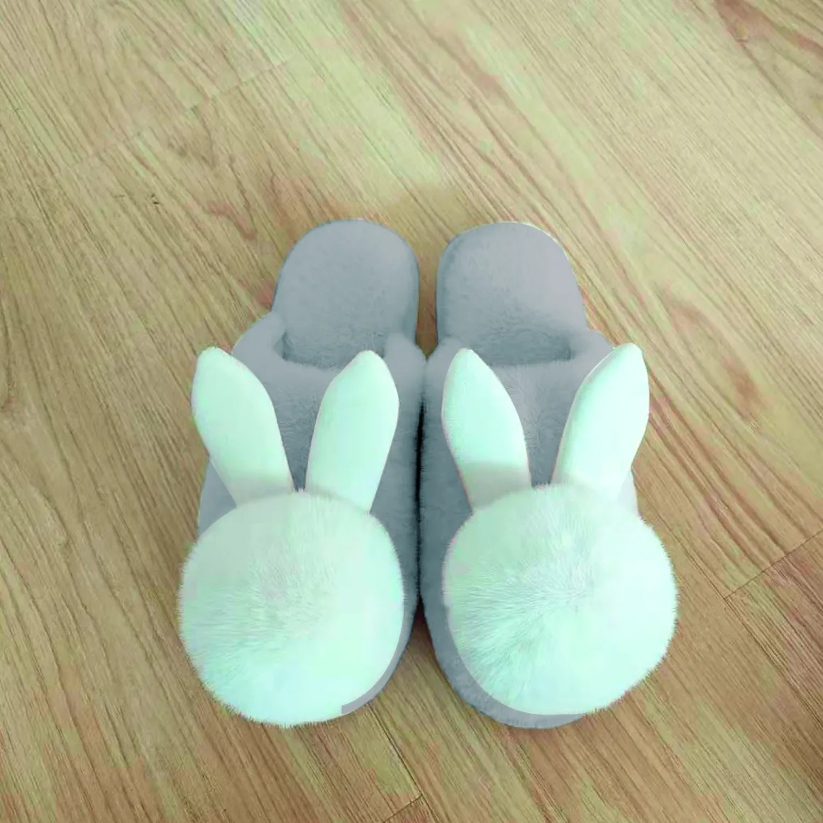 pantofole_antiscivolo_con_2.webp Pantofole antiscivolo con batuffolo in pelliccia e orecchie rabbit applicate