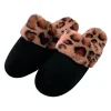 Pantofole donna antiscivolo con pelliccia leopardata, disponibile in diversi colori e misure.