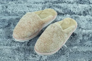 Pantofole donna antiscivolo lavorato a maglia con interno in soffice pelliccia.