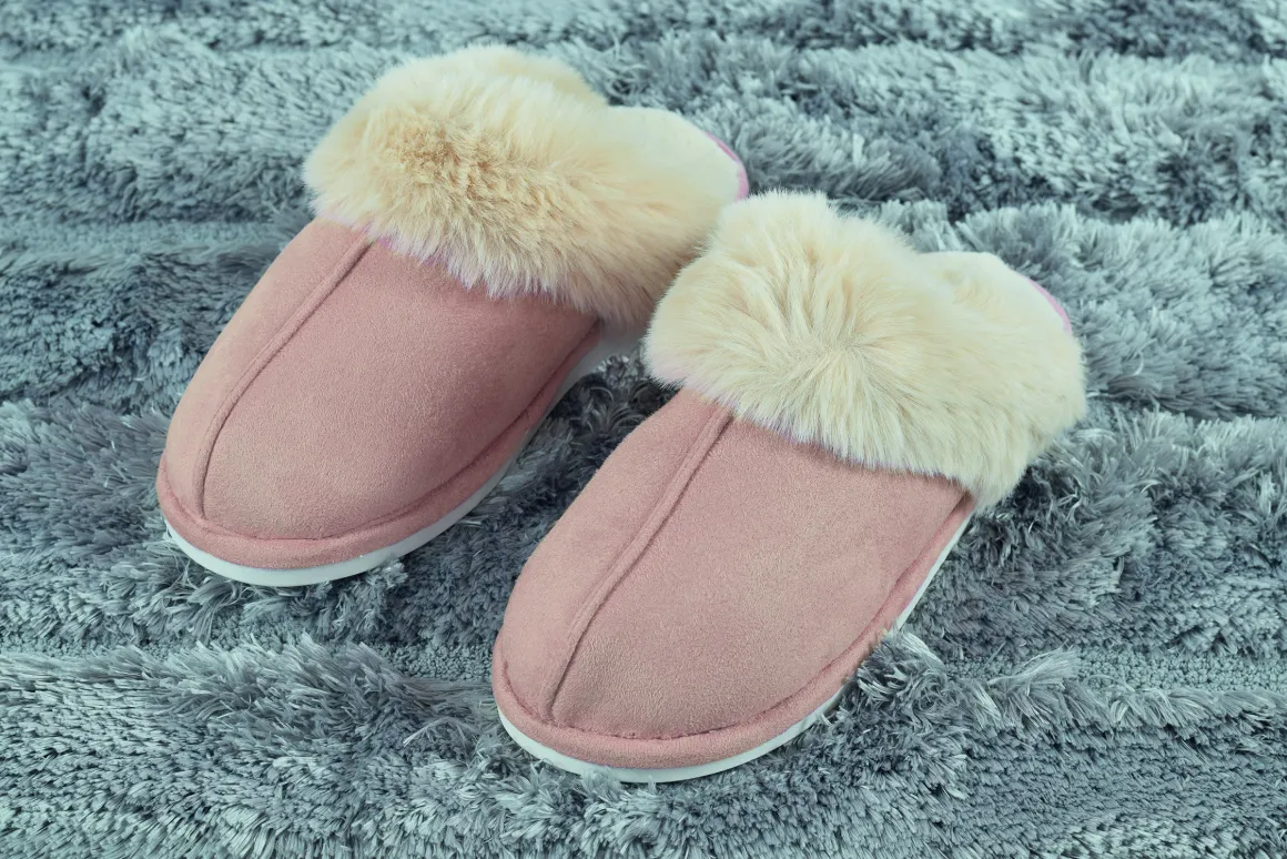 pantofole_donna_antiscivo_0-18.webp Pantofole donna antiscivolo scamosciate con bordo e interno in soffice pelliccia.
