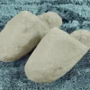 Pantofole donna antiscivolo chiuse in soffice pelliccia tinta unita disponibile in diverse taglie e colori.