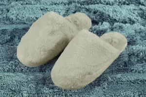 Pantofole donna antiscivolo chiuse in soffice pelliccia tinta unita disponibile in diverse taglie e colori.