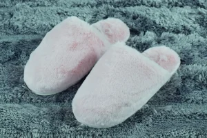 Pantofole donna antiscivolo chiuse in soffice pelliccia tinta unita disponibile in diverse taglie e colori.