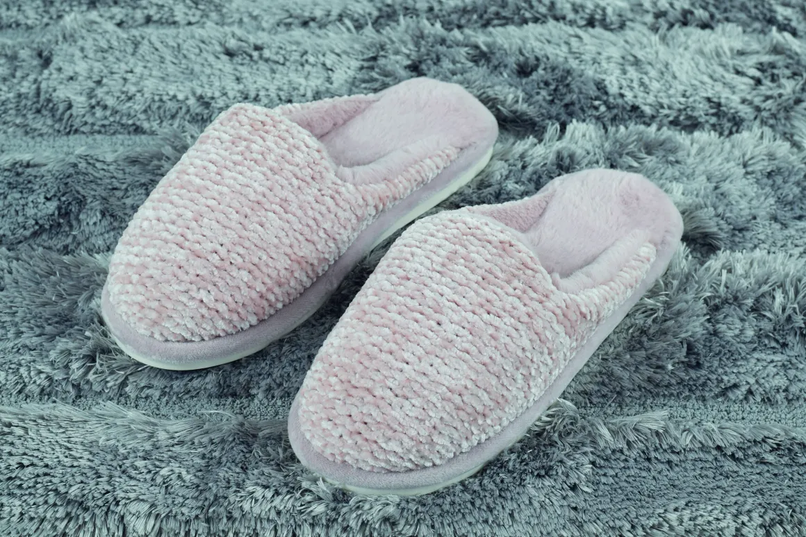 pantofole_donna_antiscivo_1-12.webp Pantofole donna antiscivolo lavorato a maglia con interno in soffice pelliccia.