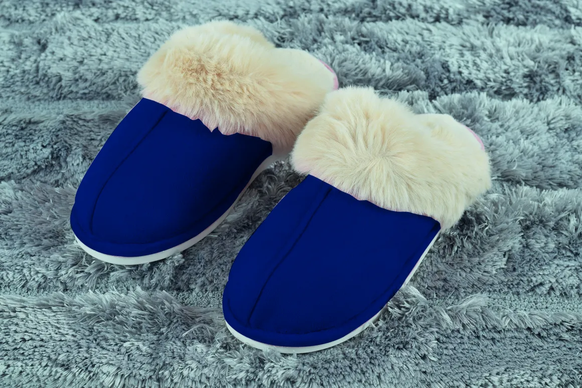 pantofole_donna_antiscivo_1-13.webp Pantofole donna antiscivolo scamosciate con bordo e interno in soffice pelliccia.